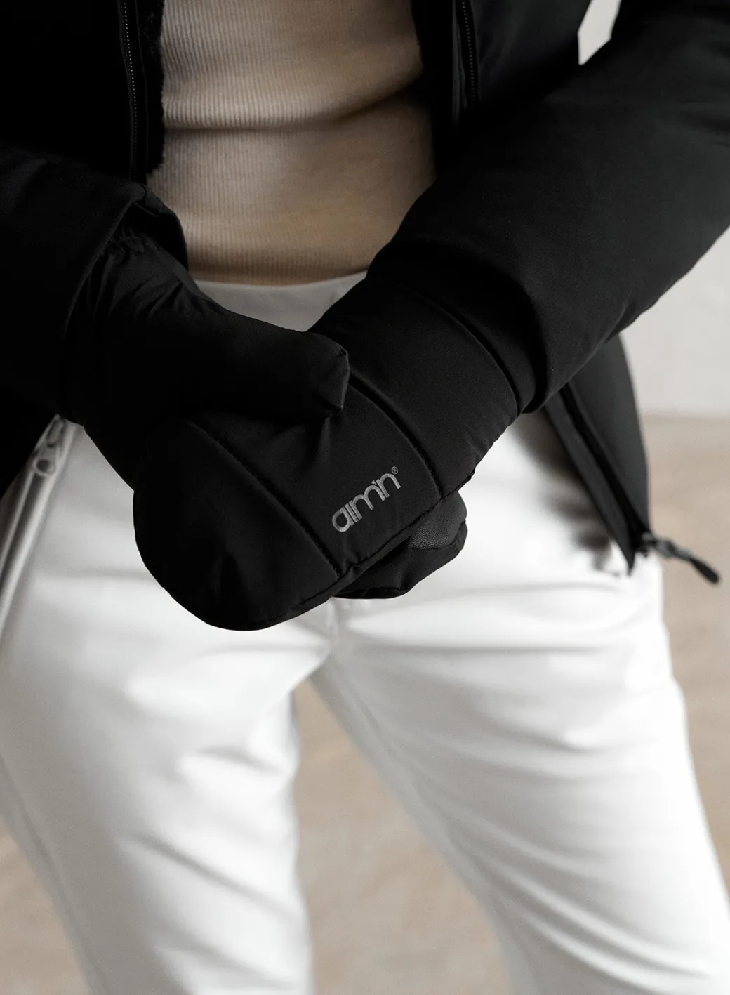 Black Padded Mittens>AIM’N Clearance