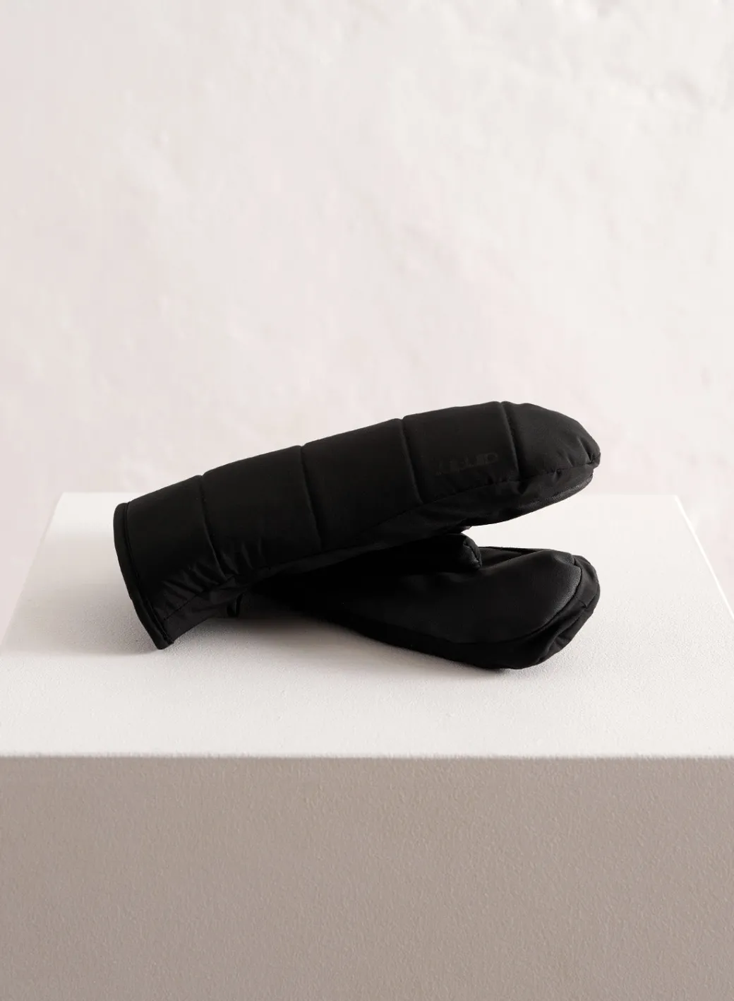 Black Padded Mittens>AIM’N Clearance