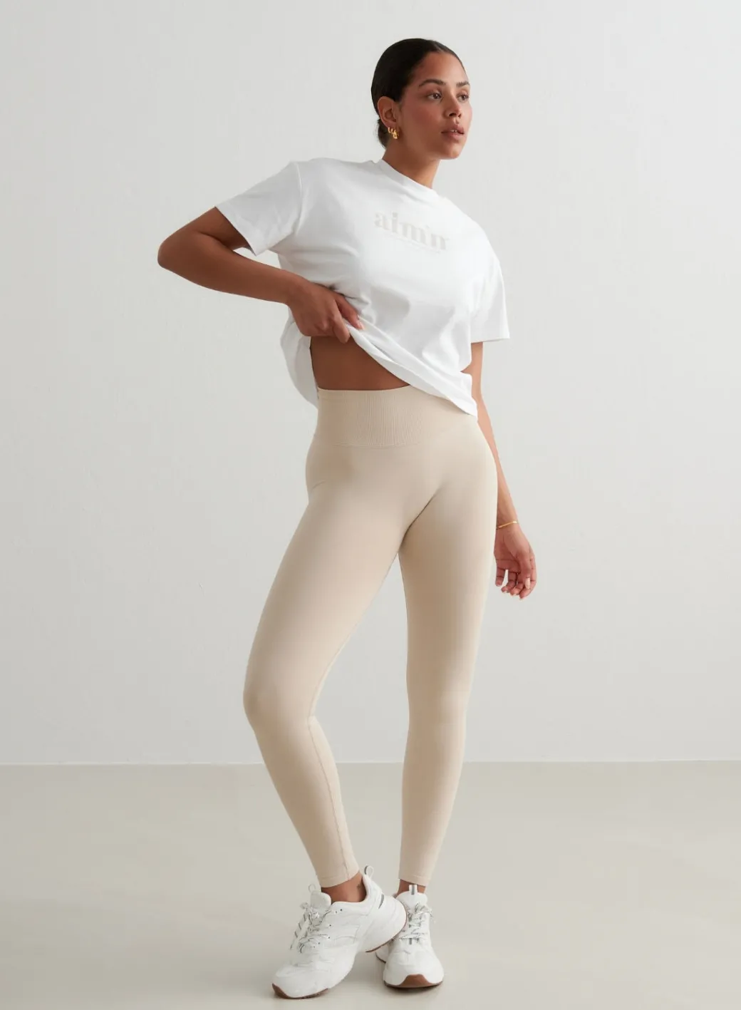 White Club Boxy T-Shirt>AIM’N Hot